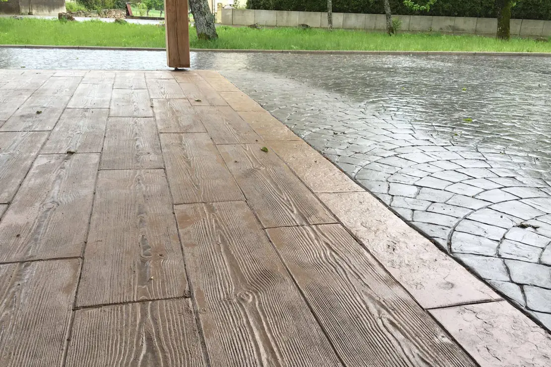 Imitación de hormigón impreso de madera en el patio trasero de una vivienda. Imitación de hormigón impreso de madera en el patio trasero de una vivienda.