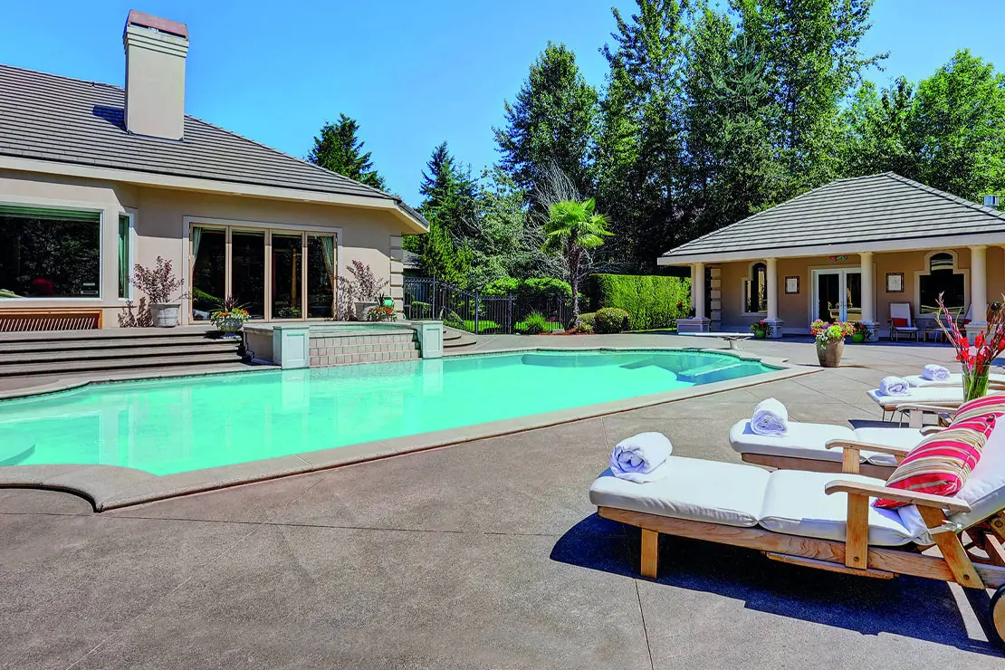 Propiedad con una impresionante piscina pavimentada con hormigón impreso. Propiedad con una impresionante piscina pavimentada con hormigón impreso.